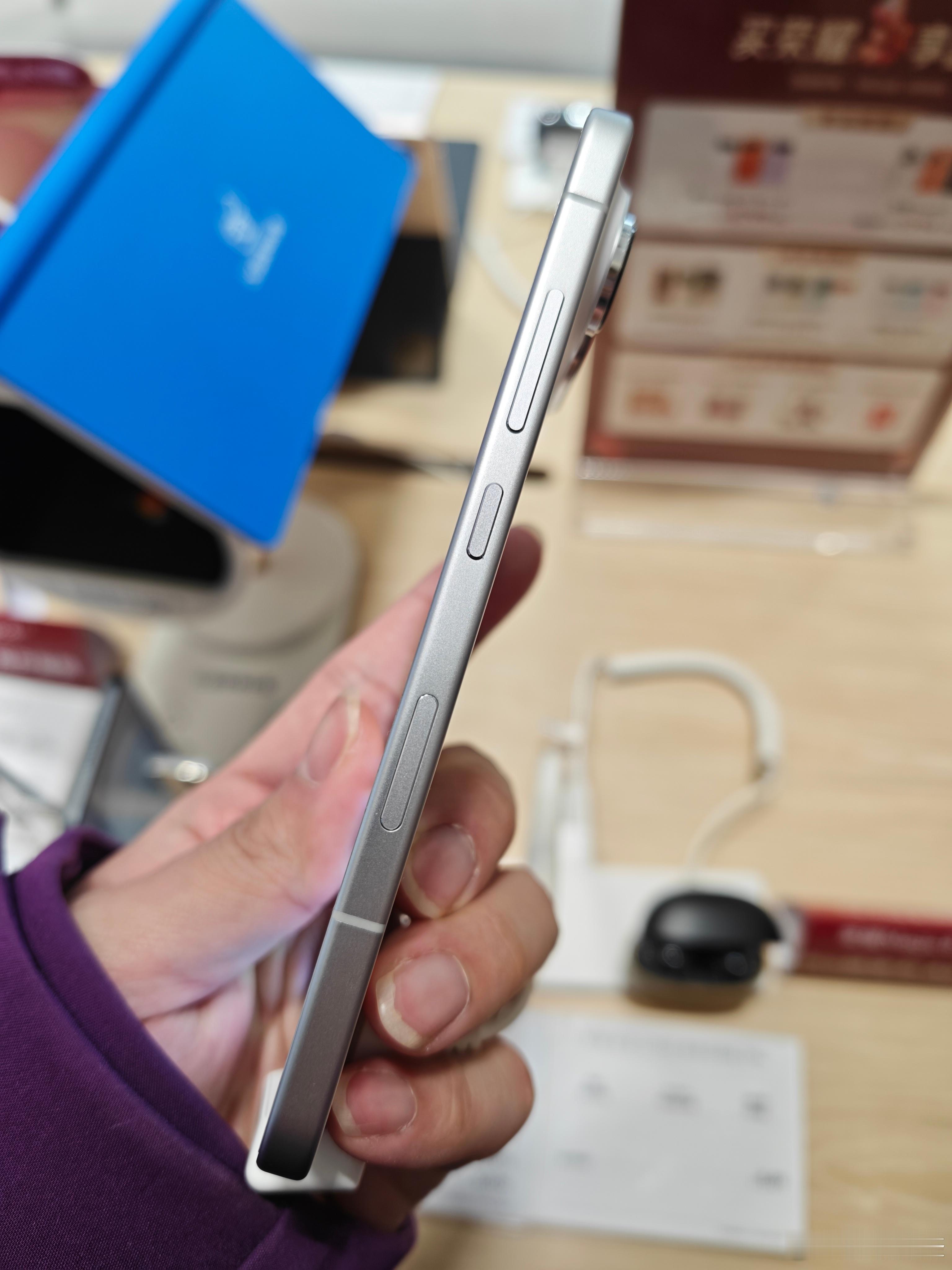 路过荣耀店进去摸了摸Pro Air，手感什么的确实不错，尤其是这个价格跟条说的A