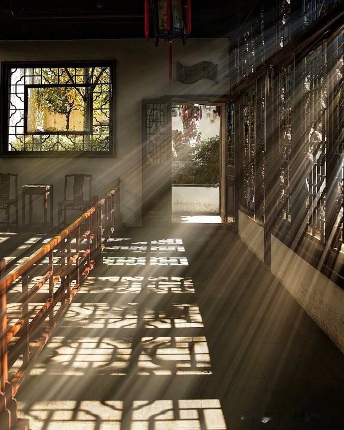 房地产一鲸落万物生。
就是讲房地产太强了，虹吸了各种资源，如果房地产不行了，那么