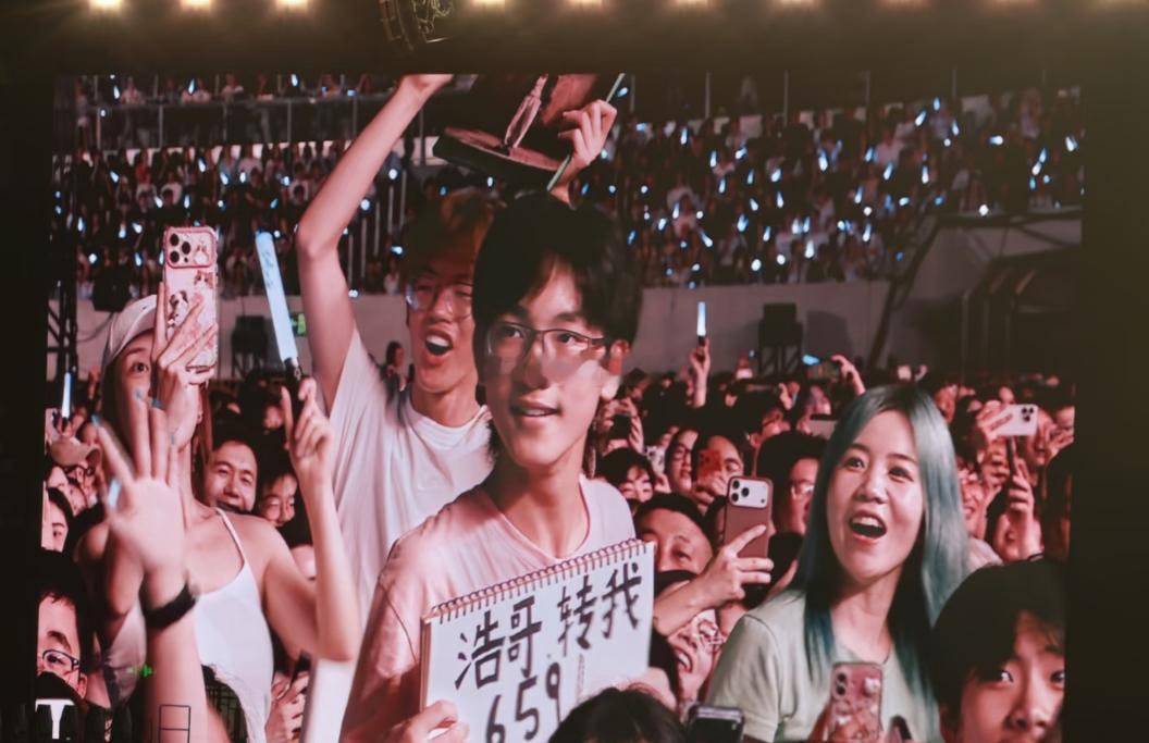 看个演唱会连吃带拿啊，李荣浩也是体面人 