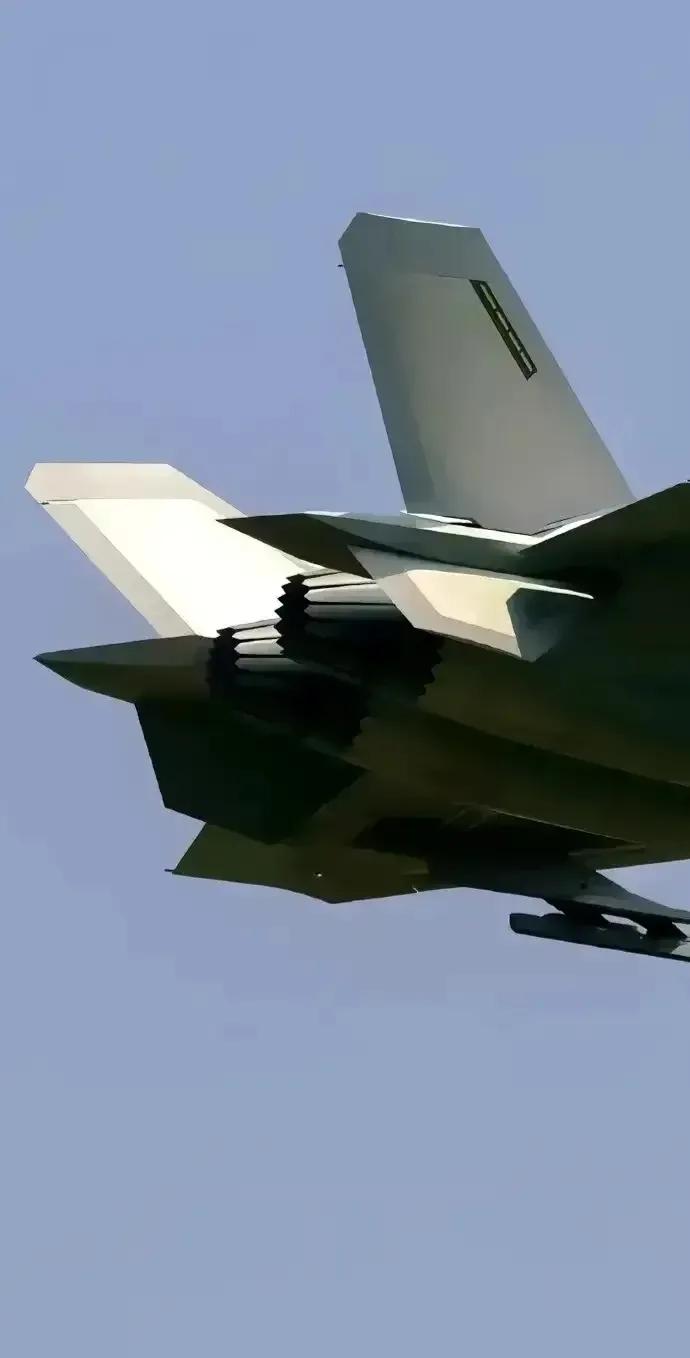 搭载涡扇15的歼20首飞成功，单台推力达到18.5吨，堆推比重10，性能领先F2