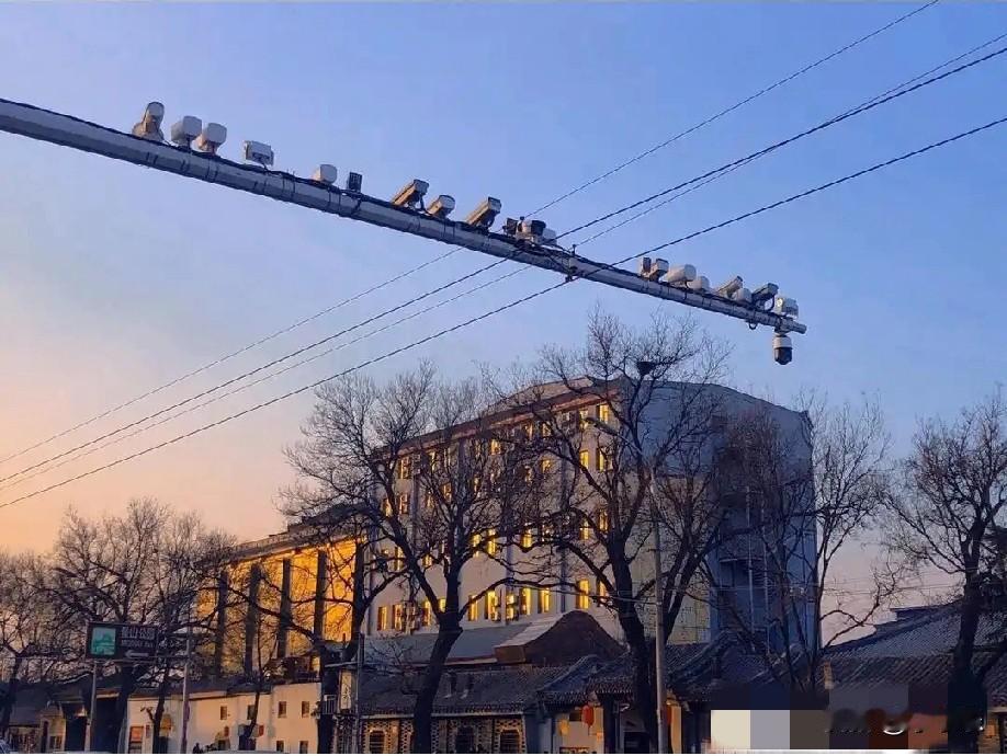 12月26日，湖南，邻居将鞋子等杂物放在楼道里，男子屡次劝说邻居均无效，男子一怒