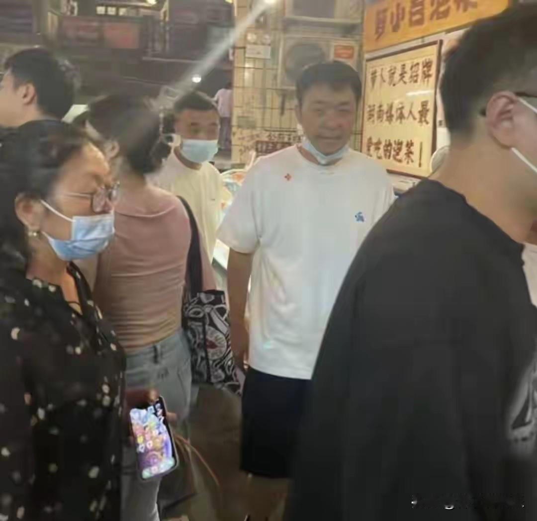 在一个阳光温柔洒落的周末，小琳，一个热爱摄影的普通女孩，怀揣着对美好瞬间的捕捉欲