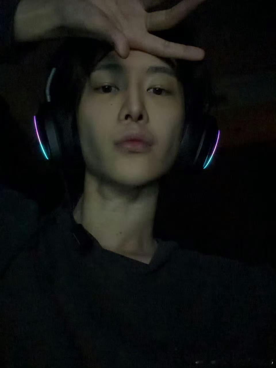 范丞丞怎么瘦了这么多范丞丞七夕氛围感狠狠拉满✨清瘦轮廓把五官优势尽数放大，身形挺