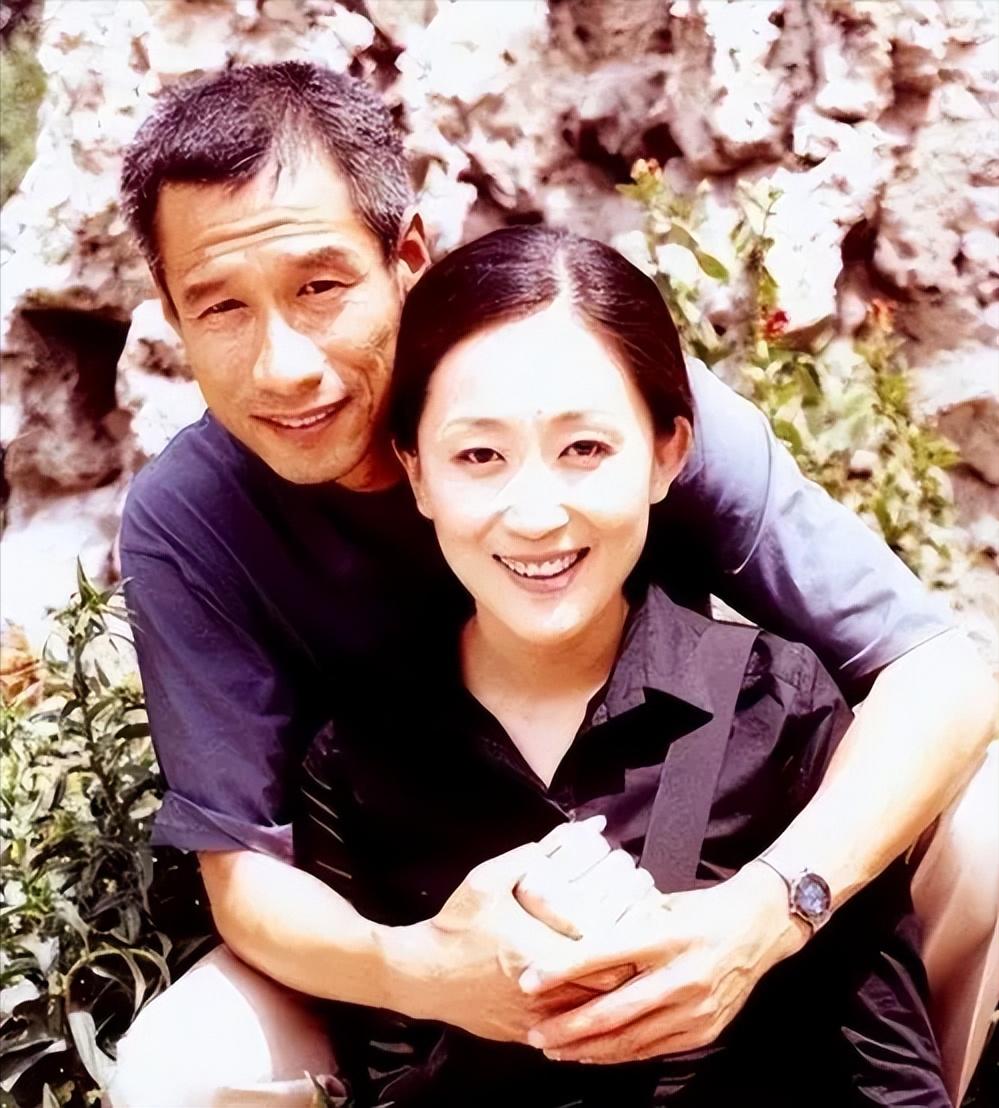 1990年，28岁的孟天骄把32岁刘佩琦带回了家，跟母亲宣布：“我们要结婚了”，