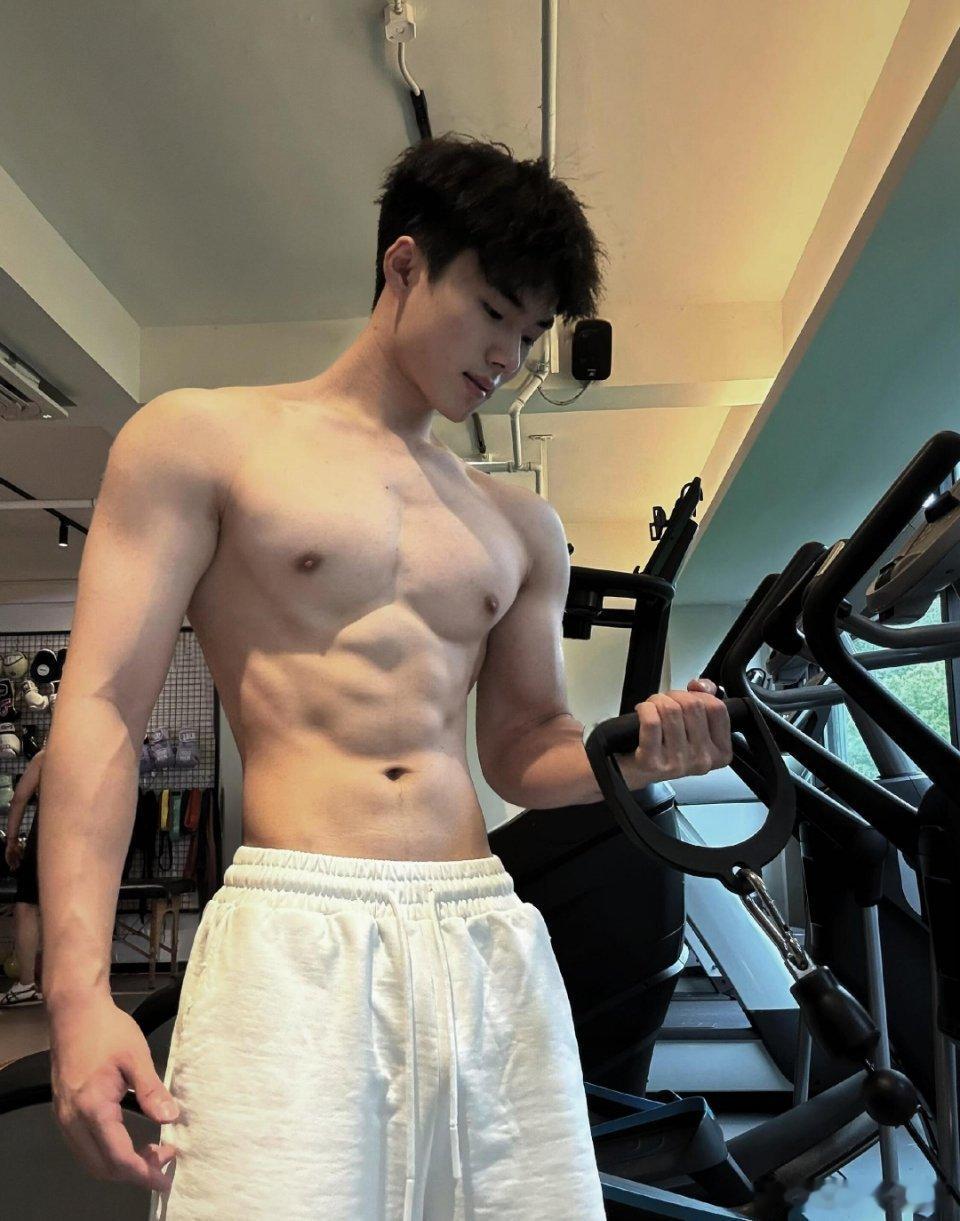 很喜欢看肌肉男帅哥弟弟体育生
