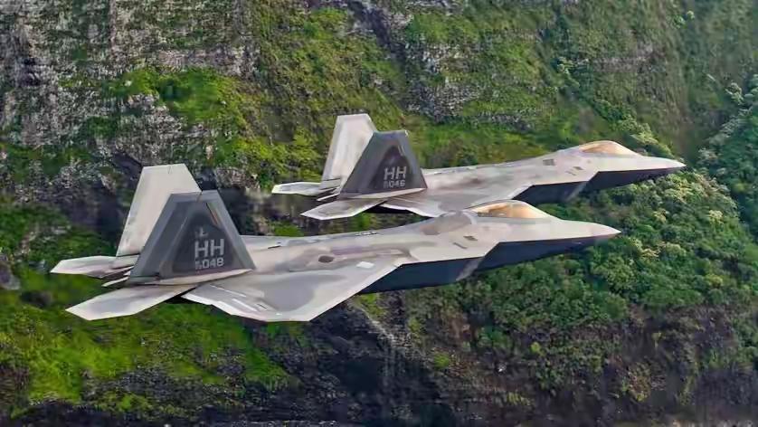 美媒紧盯东南演习，自家杂志却曝出更震撼一幕：中国空军“红旗”在西部升起

当外界