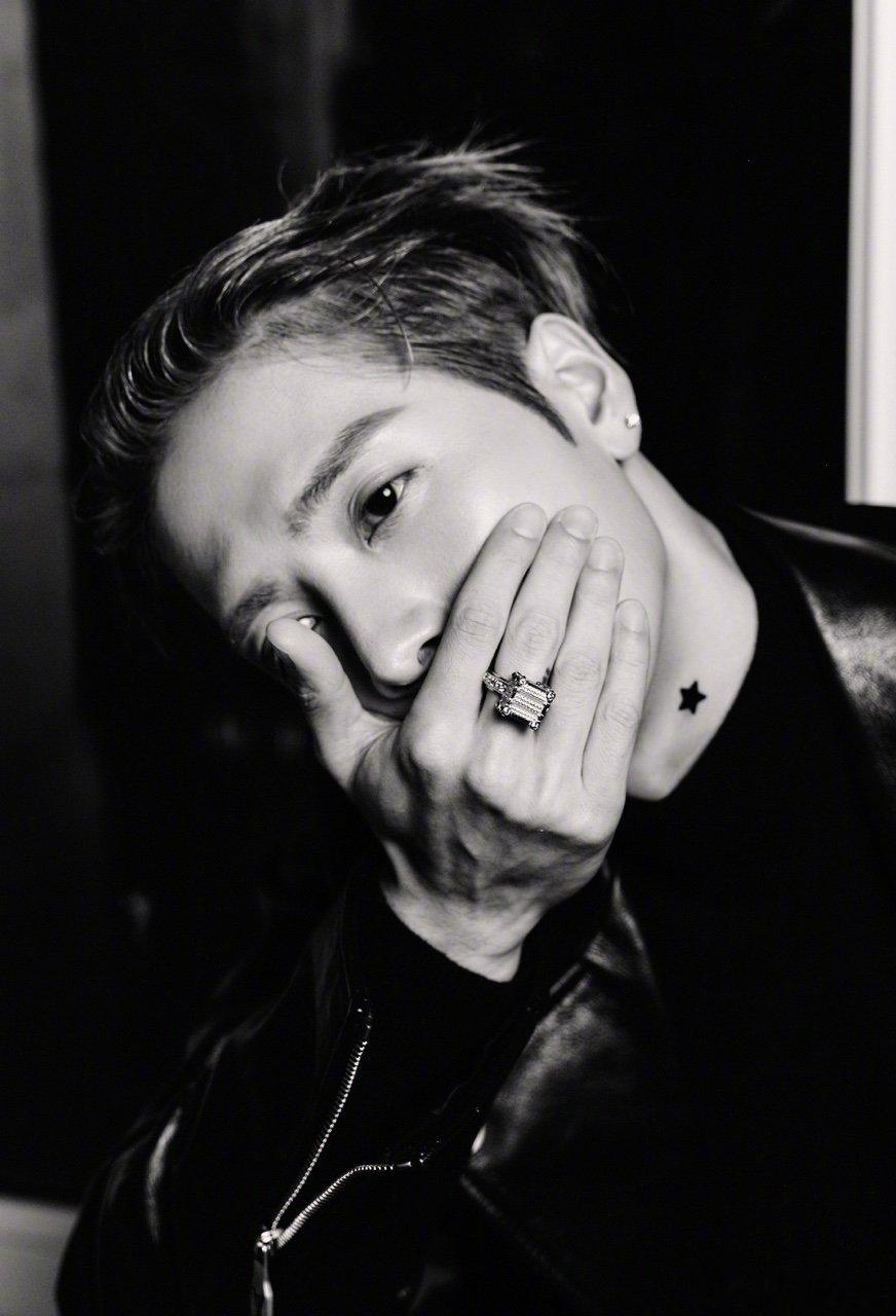 王嘉尔 给我一个拥抱他的拥抱一定满是温柔与力量，就像他对粉丝的真心从未变过，舞台