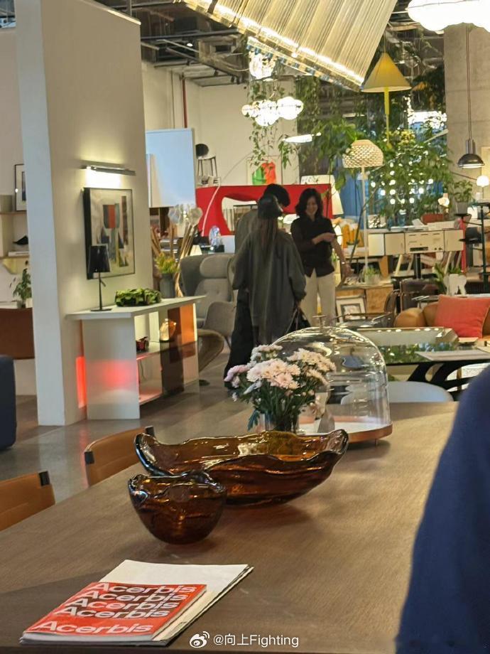 #李荣浩杨丞琳挽手逛家具店#  两人手挽着手，感情非常好！小两口最近好喜欢逛家居