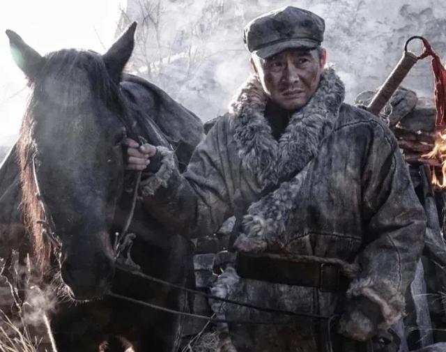 1937年，肖永银和徐向前四人躲在树林里，敌人的骑兵路过时不停地向树林张望。肖永