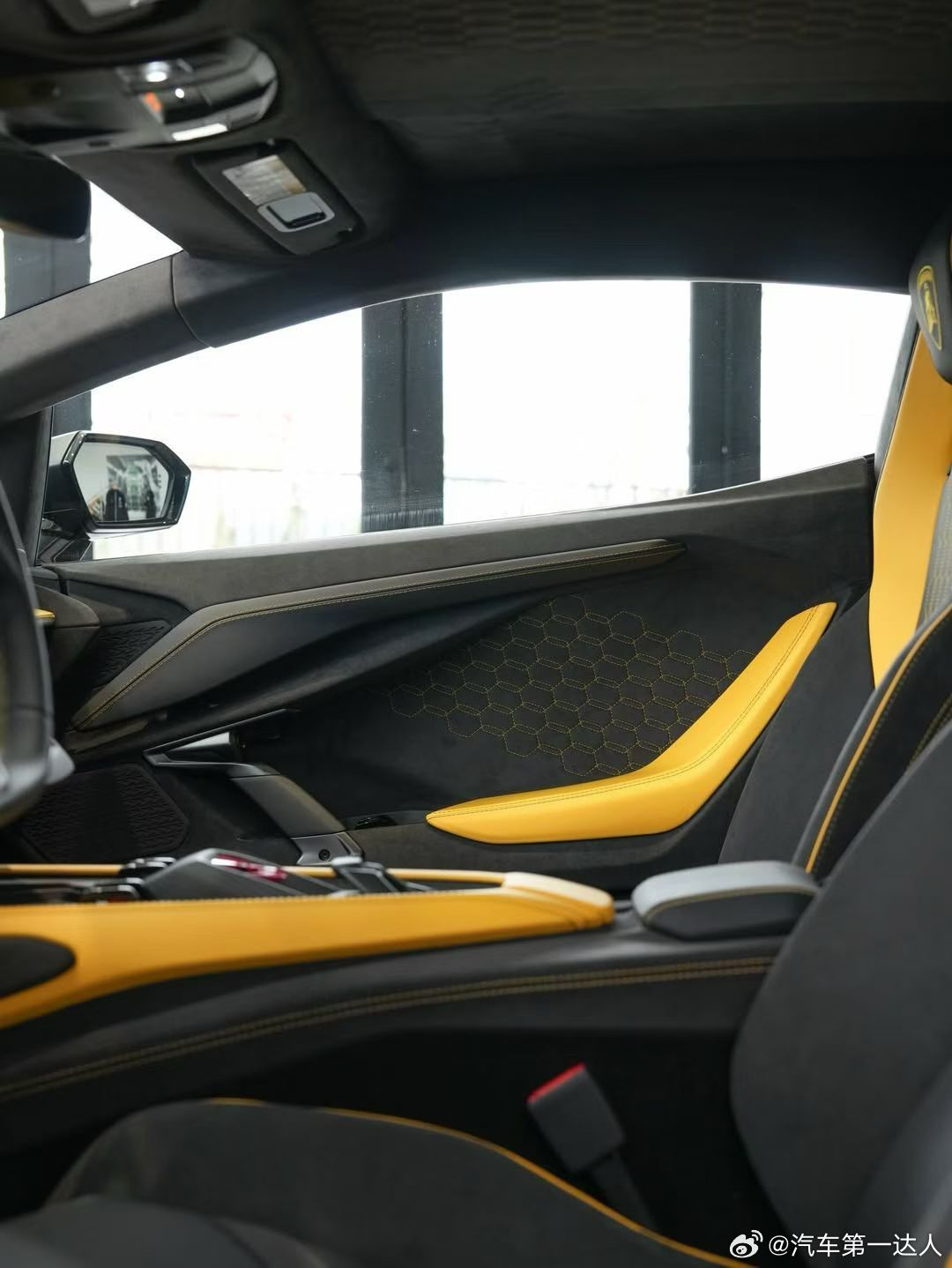 真正的强者，从不用喧嚣证明自己。这台25年兰博基尼Revuelto，哑光黑高定涂