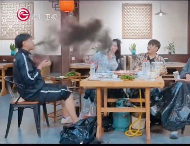 #黄子韬徐艺洋 这比暑期档好看#徐艺洋:知道我为什么不想公开了吧，黄子韬天天给我