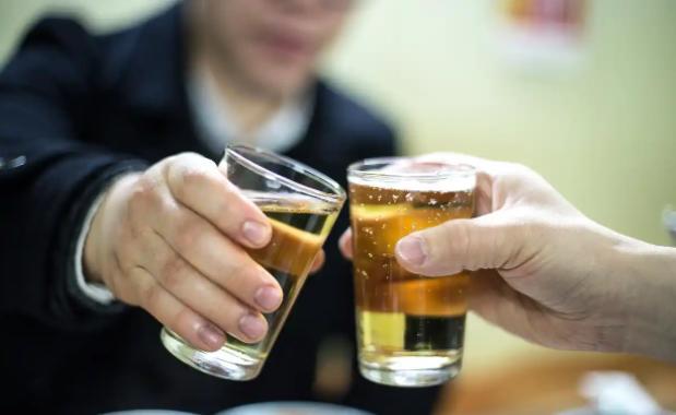 离谱到家！河南洛阳一名35岁男子深夜泡酒馆，17岁女店员竟两回往他酒杯里加料
 