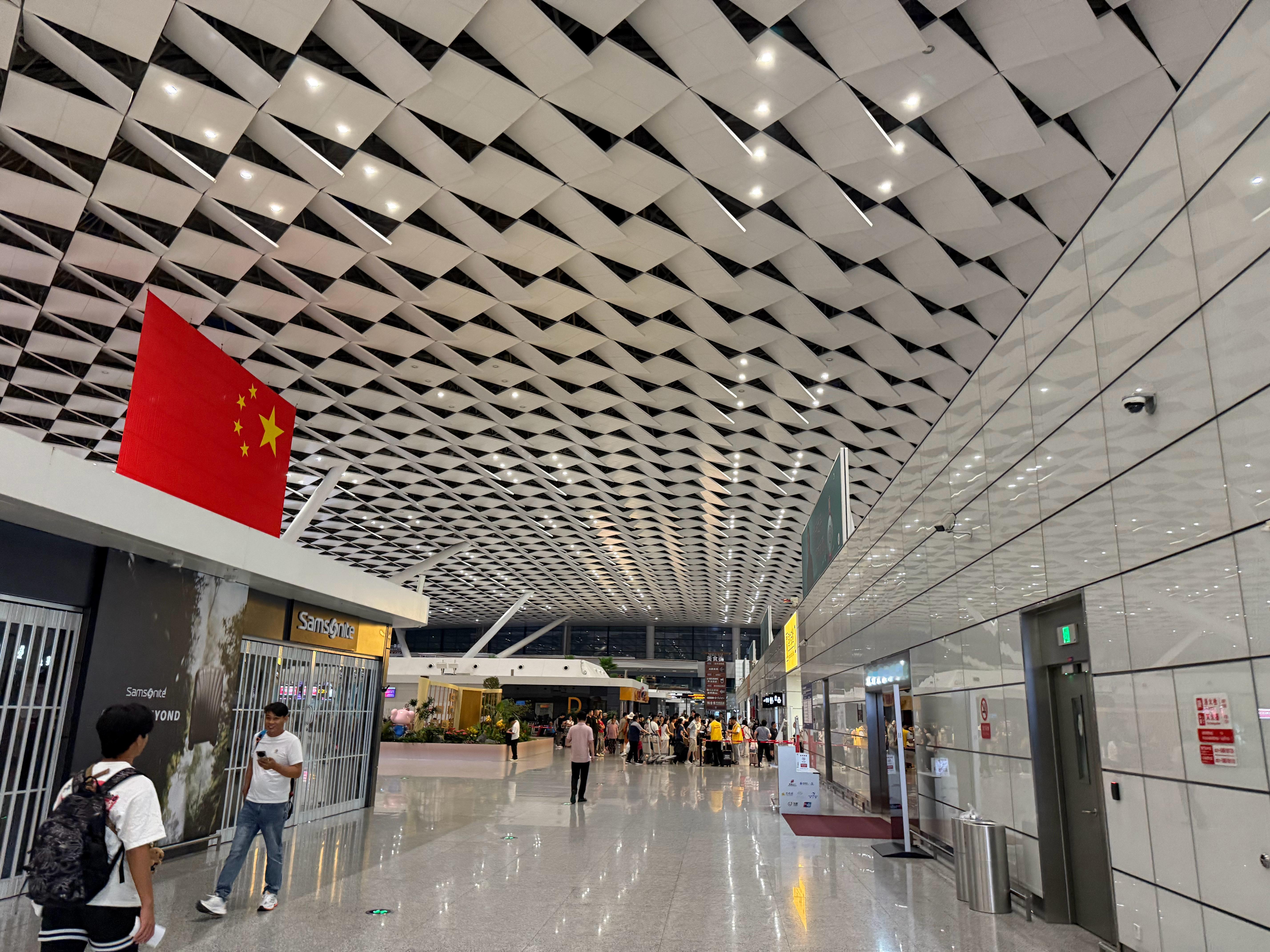ma'de，找一晚上手机了，睡了半小时就要起飞了真不喜欢这地方[微笑] ​​​