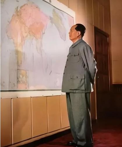 1951年，10万志愿军被美军包围，彭老总向毛主席求助。毛主席苦思3小时，下达8