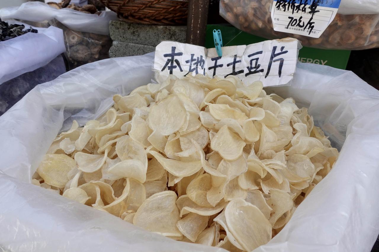 在汉中玩了两天，我发现当地有一道很特别的美食：干土豆片。

当地人都喜欢把土豆片