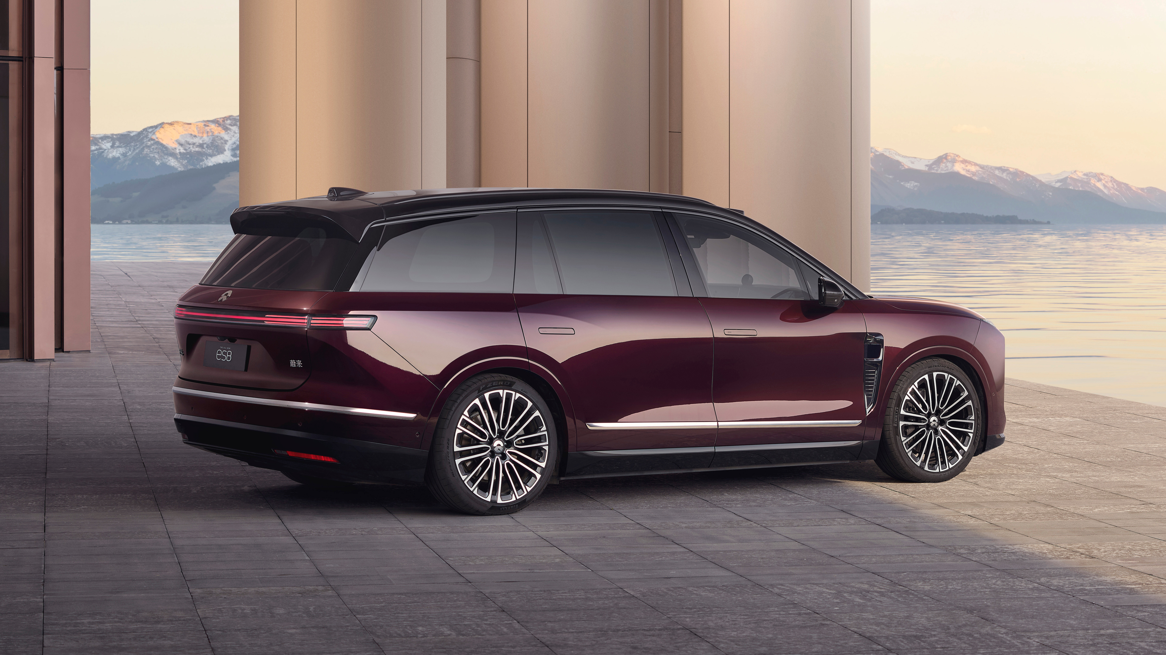 车若初见 蔚来全新ES8推出一款新车色，M42星云红，选装价格1万元，以猎户座M