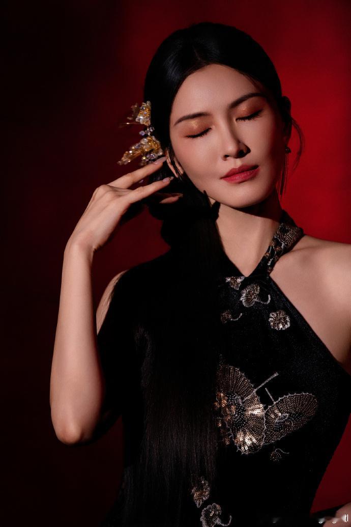 徐洁儿中式侧马尾徐洁儿侧马尾旗袍造型古典侧马尾，让整套造型层次感拉满