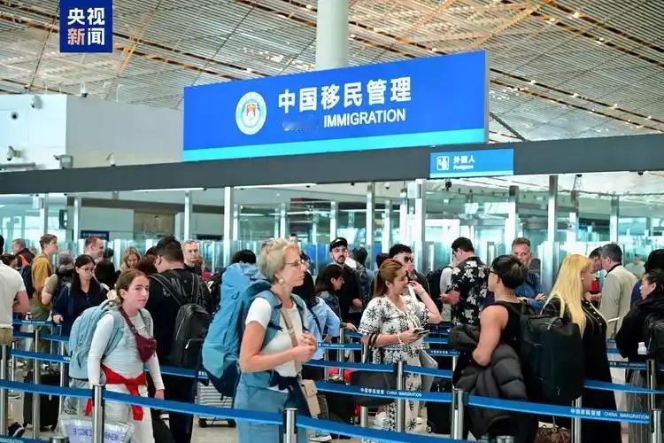 [月亮]老外来中国疯狂消费太震撼，不再只逛故宫爬长城，空箱子来满载而归，离境退税