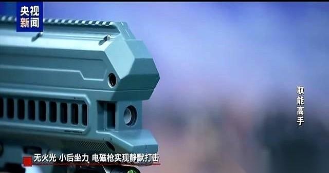 央视新闻放了一段靶场视频，一上来就把人看蒙了。
靶子那边，木头架子炸得粉碎，木屑