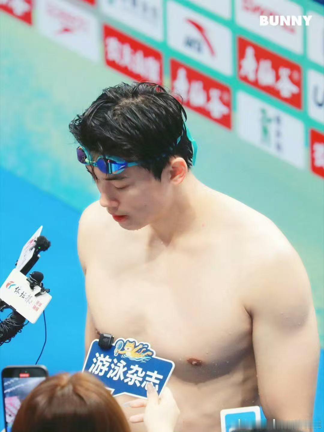 喜欢汪顺的有福了 运动场上他的表现总是令人瞩目，而生活中的他却静默坚韧。这样的热