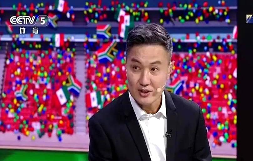 日本对突尼斯踢到第一个球时，弹幕直接炸开：徐阳又“奶”到对手了。
赛前他看好突尼