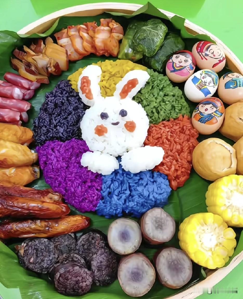 广西三月三放假啦！今天广西学生都放假啦！这是壮乡的传统节日，到处都很热闹，我吃到