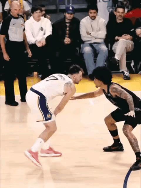 东契奇挺郁闷的，我这快飞起的假动作，都没有骗过你一个新人。
看来还是得拿出绝活才