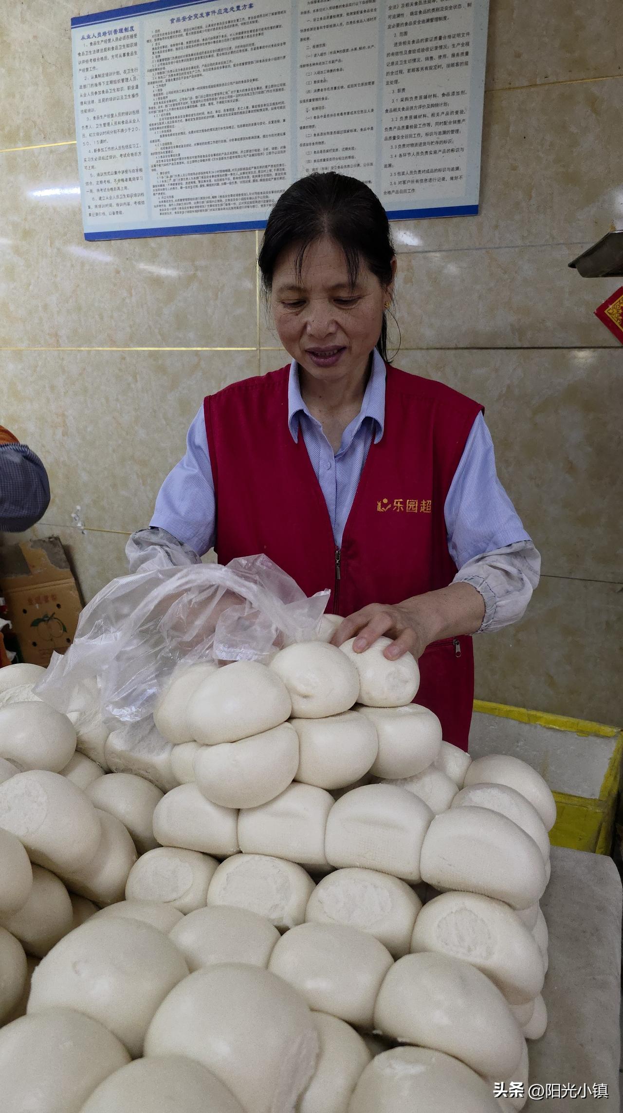 隔壁村有一家超市，有些食品现场加工……

馒头、烧饼、馅饼、煎饼、丸子、炸肉、烤