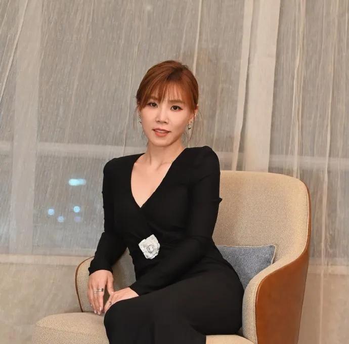 李佳薇，确实为难湖南卫视了。
之前很多人都在猜测，今年的“歌王”肯定在单依纯和陈