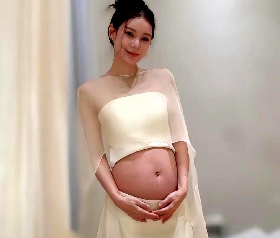 前夫撕破脸皮，当众骂她不会生娃，结果她扭头就给汪小菲生了个大胖小子。
 
你还记