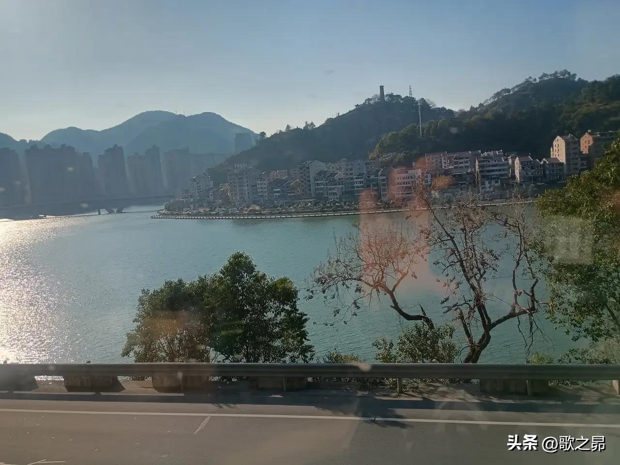 我认为差不多。生活中的压力人人都有，压力的大小取决于自己面对生活的态度。无论是金