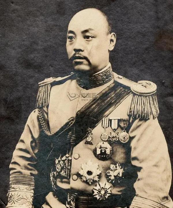 1913年春节，袁世凯邀请都督靳云鹏和其母亲一起过年。靳云鹏准备很多贵重的拜年礼