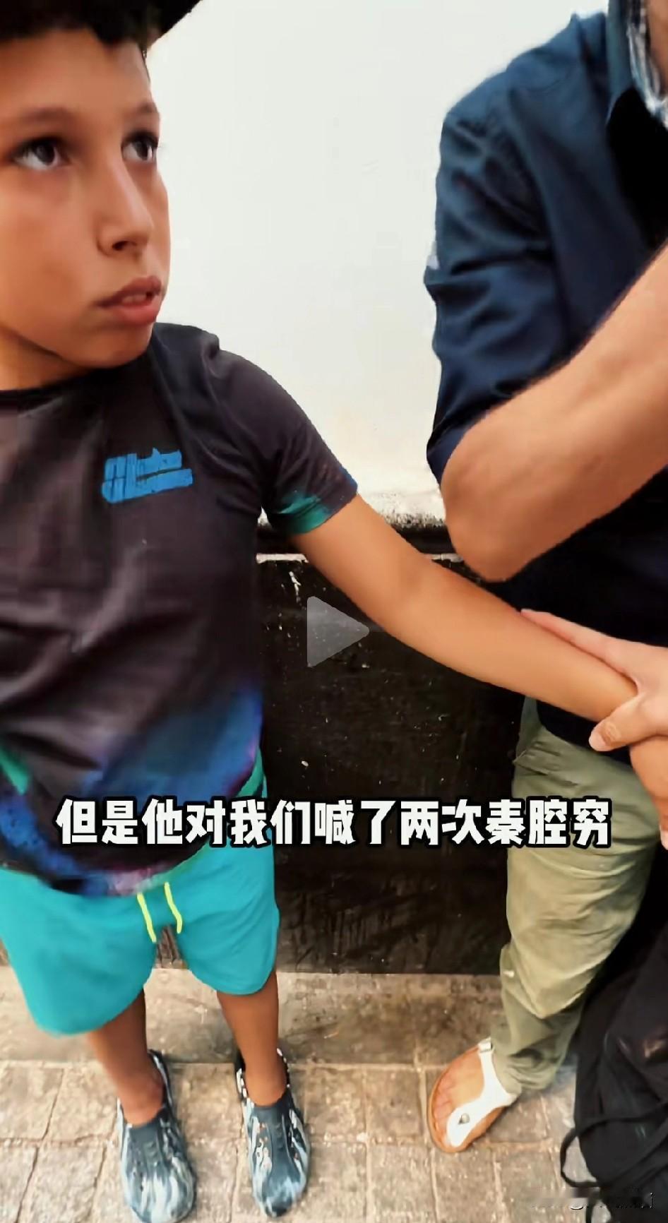 真的希望所有在国外的中国人都应该向这位女子学习。
这位女子和两个朋友在摩洛哥旅游