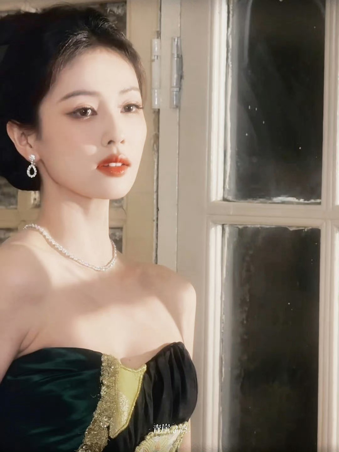 造型好美！像油画中走出来的美人儿[送花花] 