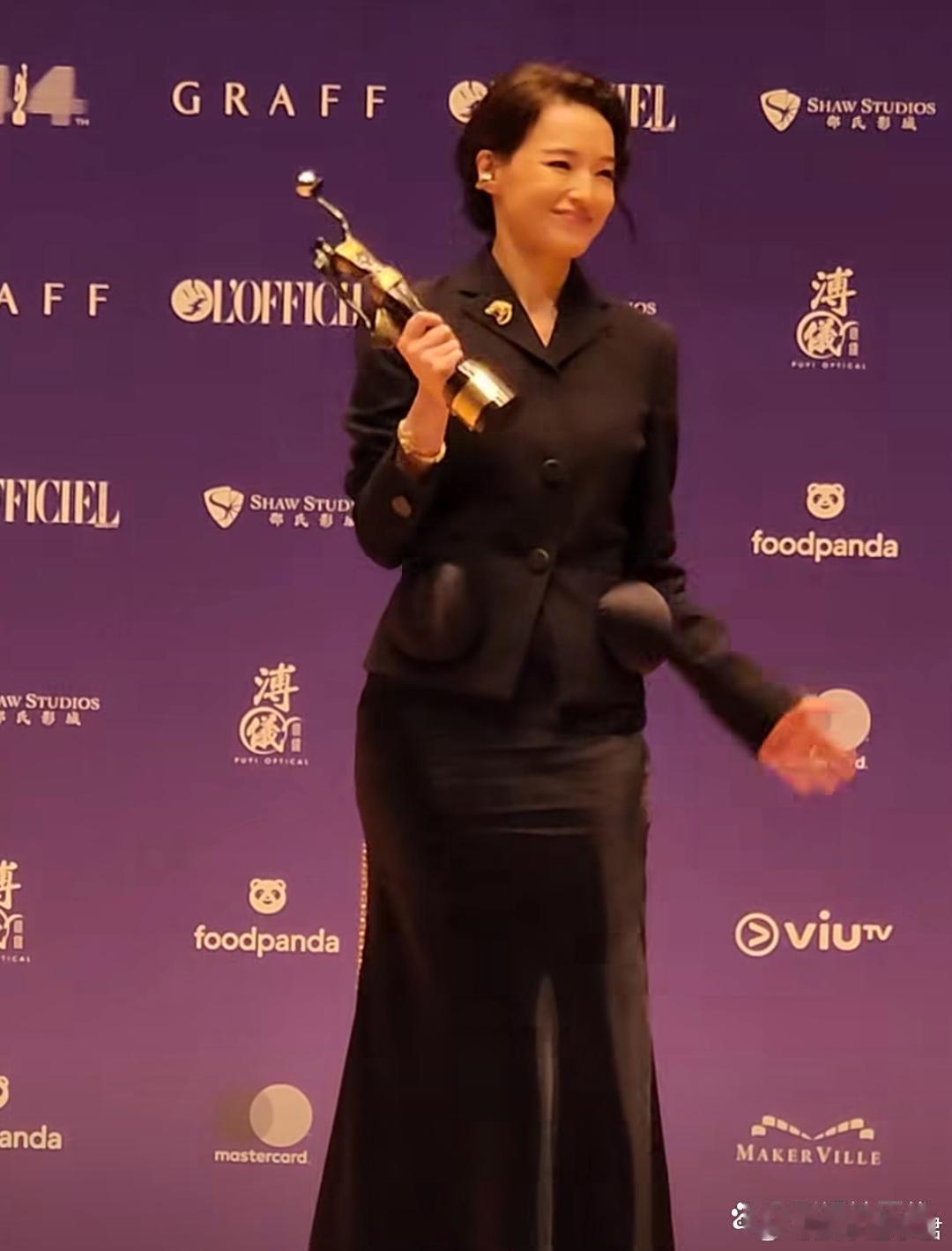 第44届金像奖获奖名单舒淇凭借《女孩》获第44届金像奖新晋导演，她用粤语发表感言