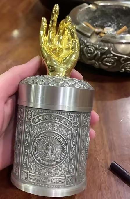 昨天偶遇到高中初恋的男同学，差不多有十来年没有见面了，他一眼就认出了我，热情的留