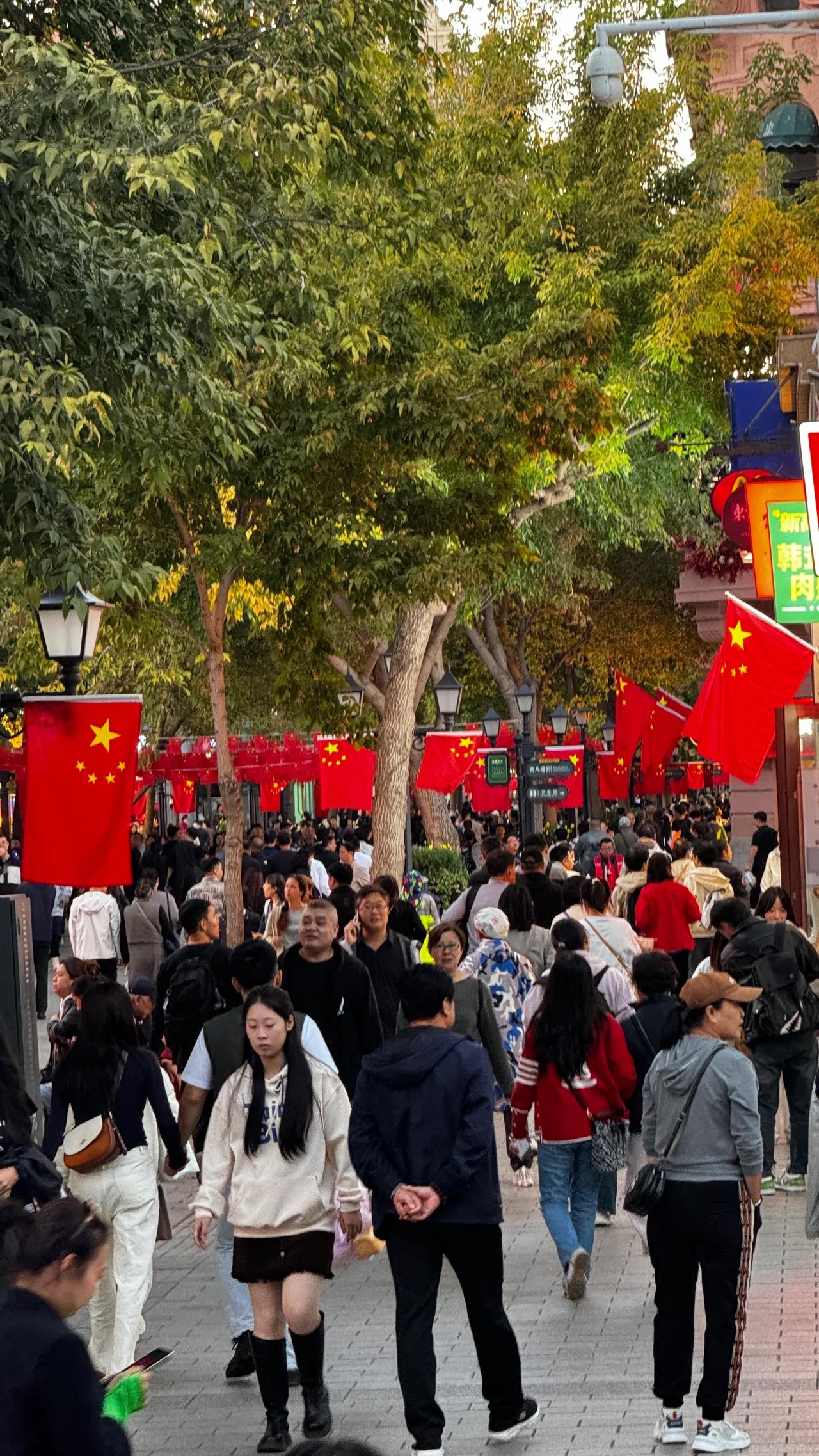 哈尔滨中央大街 中国红
#哈尔滨对角巷# #哈尔滨市。# #哈尔滨街道随拍# #