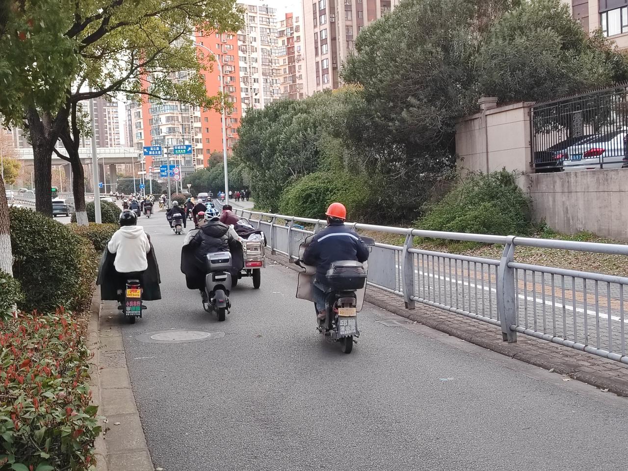 除了开私家车上下班之外，我发现商务楼里上班的员工，和商业广场、商业街区上班的员工