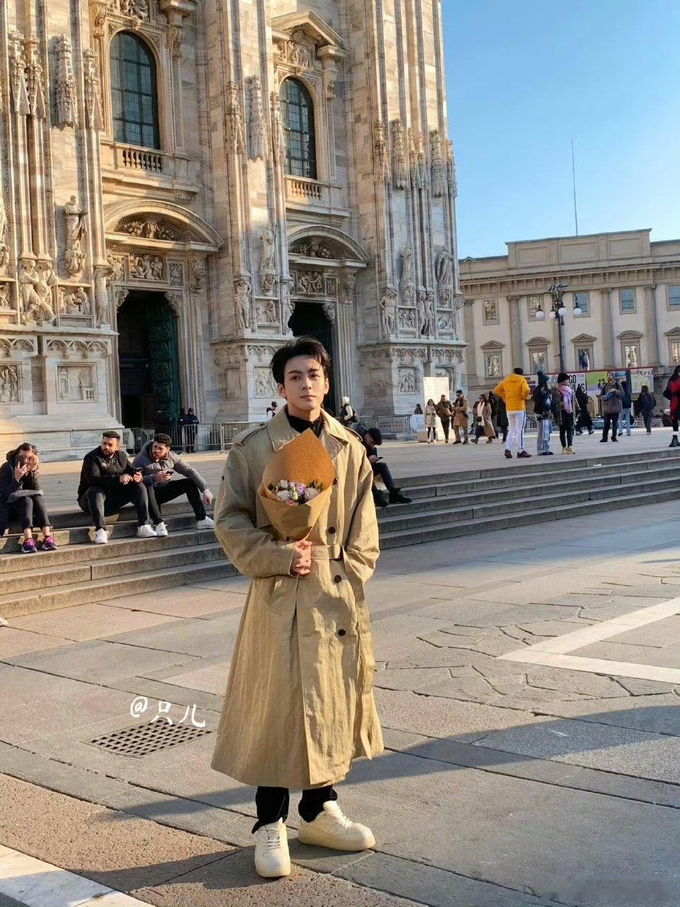 曾舜晞米兰喂鸽子被劝退  曾舜晞在米兰喂鸽子被劝退，表现自然，期待他在男装周看秀