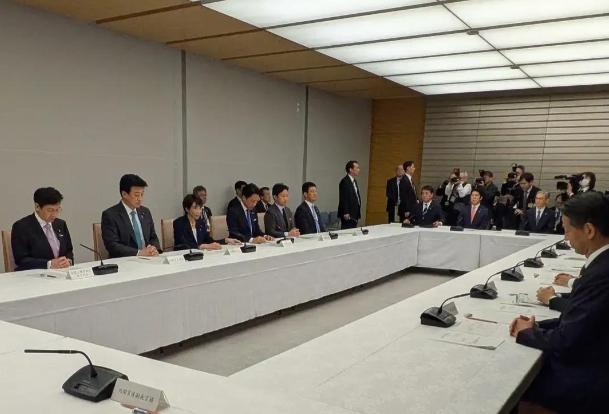 日本首相高市早苗12月22日发文提及的这场关于自卫队人员待遇的会议，并非简单的常