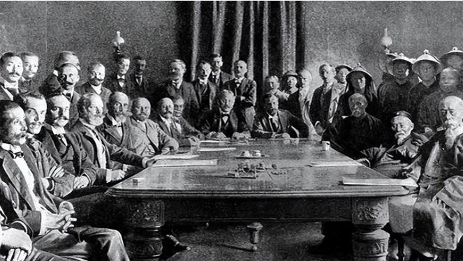 1901年，14个国家排着队从中国嘴里抢走了9.8亿两白银。
 
4.5亿两本金
