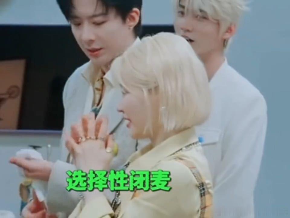张凌赫让金靖说句话呀金靖选张凌赫赚到了开始推理吧 面对金靖的沉默状态，张凌赫明显