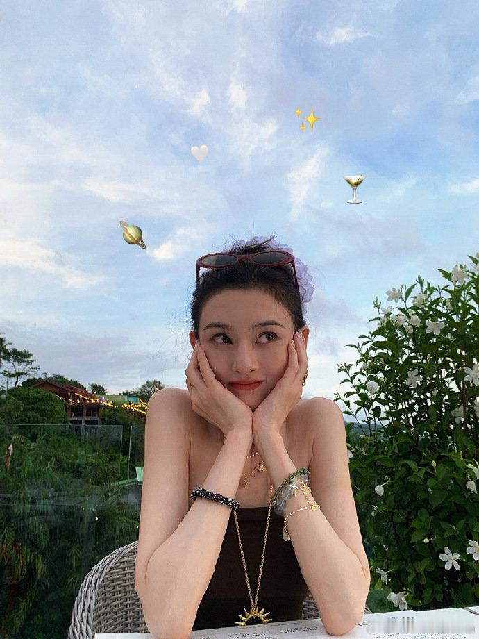 一念江南在接触宋祖儿脑海里都开始幻想她在剧里的造型了，期待呀！一念江南接触宋祖儿
