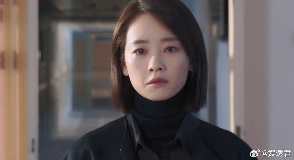 刘雅瑟心疼角色柏庶隐身的名字被刘雅瑟的演技惊艳到，柏庶长期被原生家庭控制，那种想