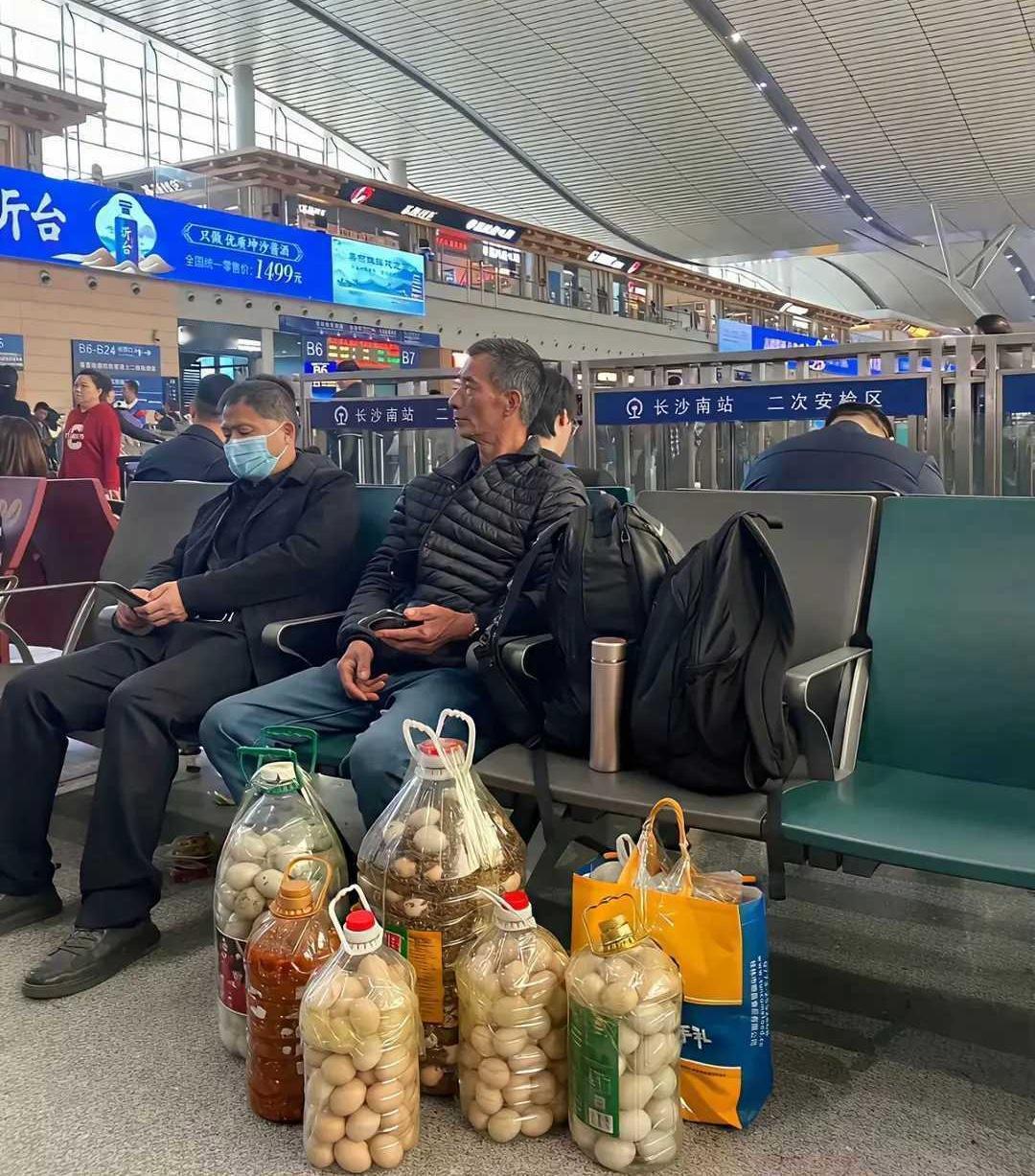 老人自己养的鸡生的蛋，
一个个小心翼翼装进瓶子里，
大老远坐车给城里的孩子送去，