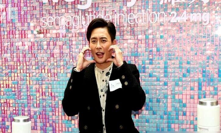 黄宗泽手上那枚蓝绿色戒指，值242万港元。
 
出席活动被记者问到，他赶紧抬手挡