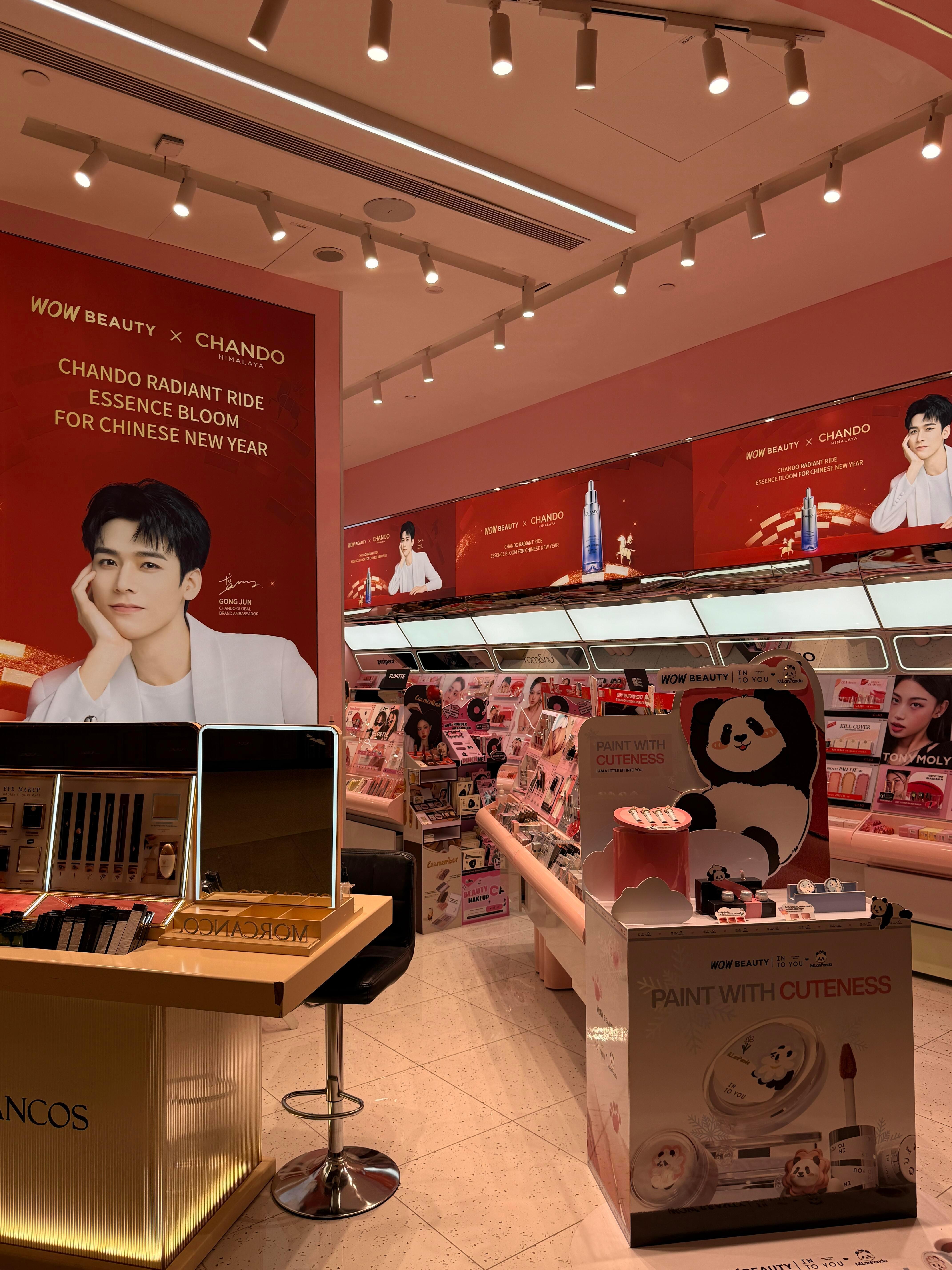 自然堂马来西亚🇲🇾WOW BEAUTY全是龚俊的帅照，新年大片喜庆又红火，又