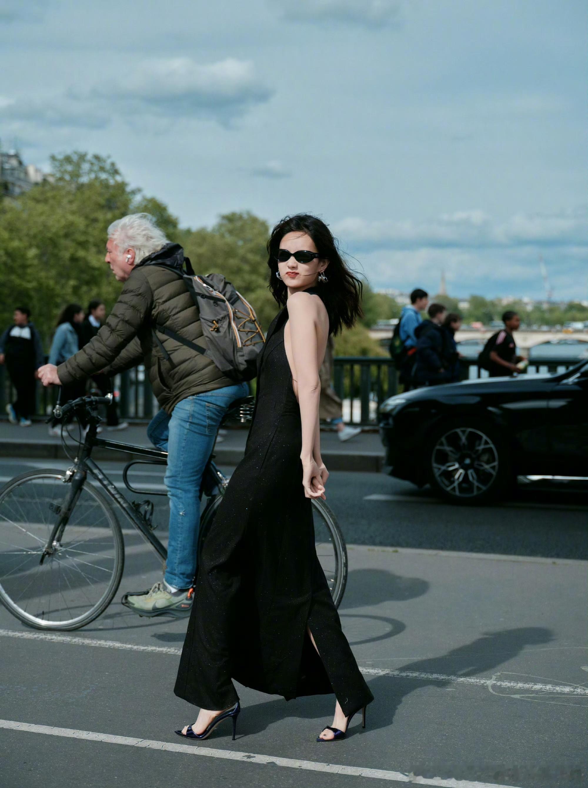 #李一桐巴黎和路人是两个季节# 巴黎的季节大不同，李一桐的夏天与穿羽绒服的路人对