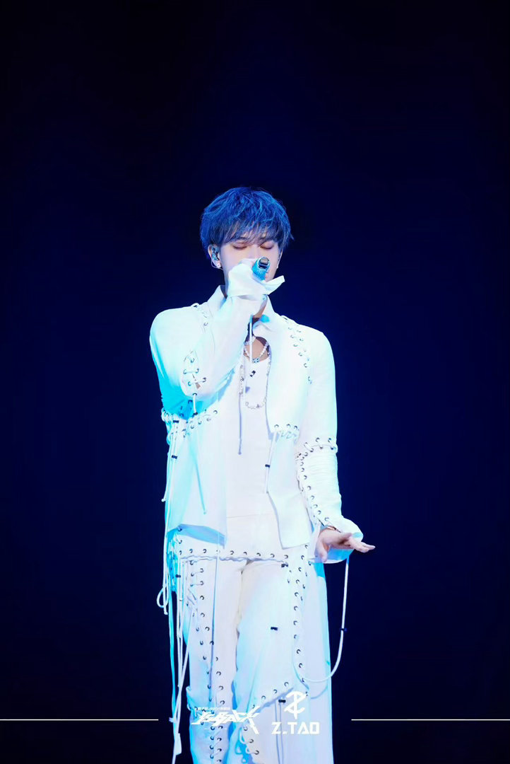 黄子韬怒斥偷拍牙医 偷拍的人大概忘了，艺人也是人。看牙医被拍、吃饭被拍、逛街被拍