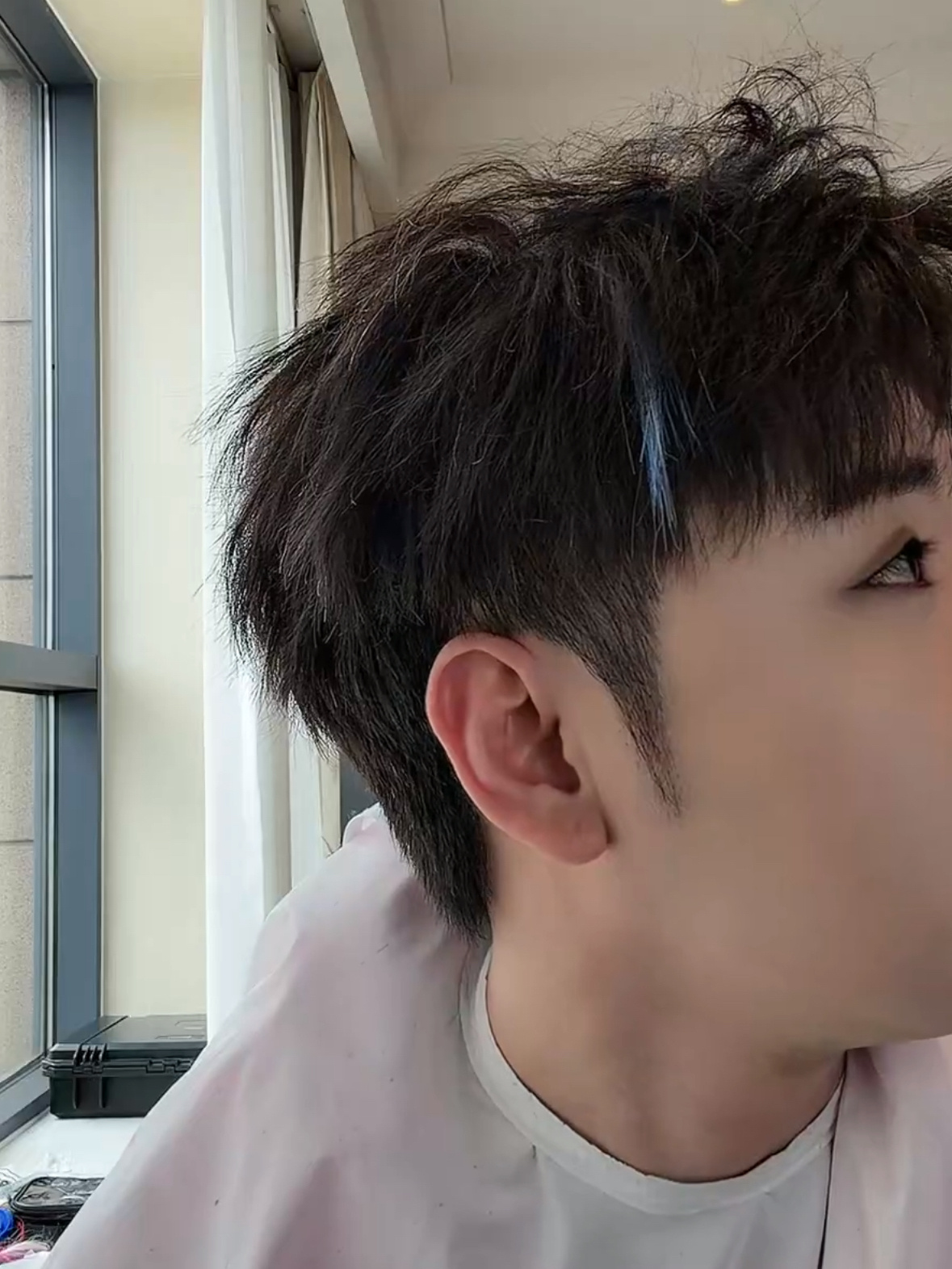 就播十来分钟也太短了 还没看够呢咋跟我们聊天就没话呢之前跟人连线直播聊得明明很嗨